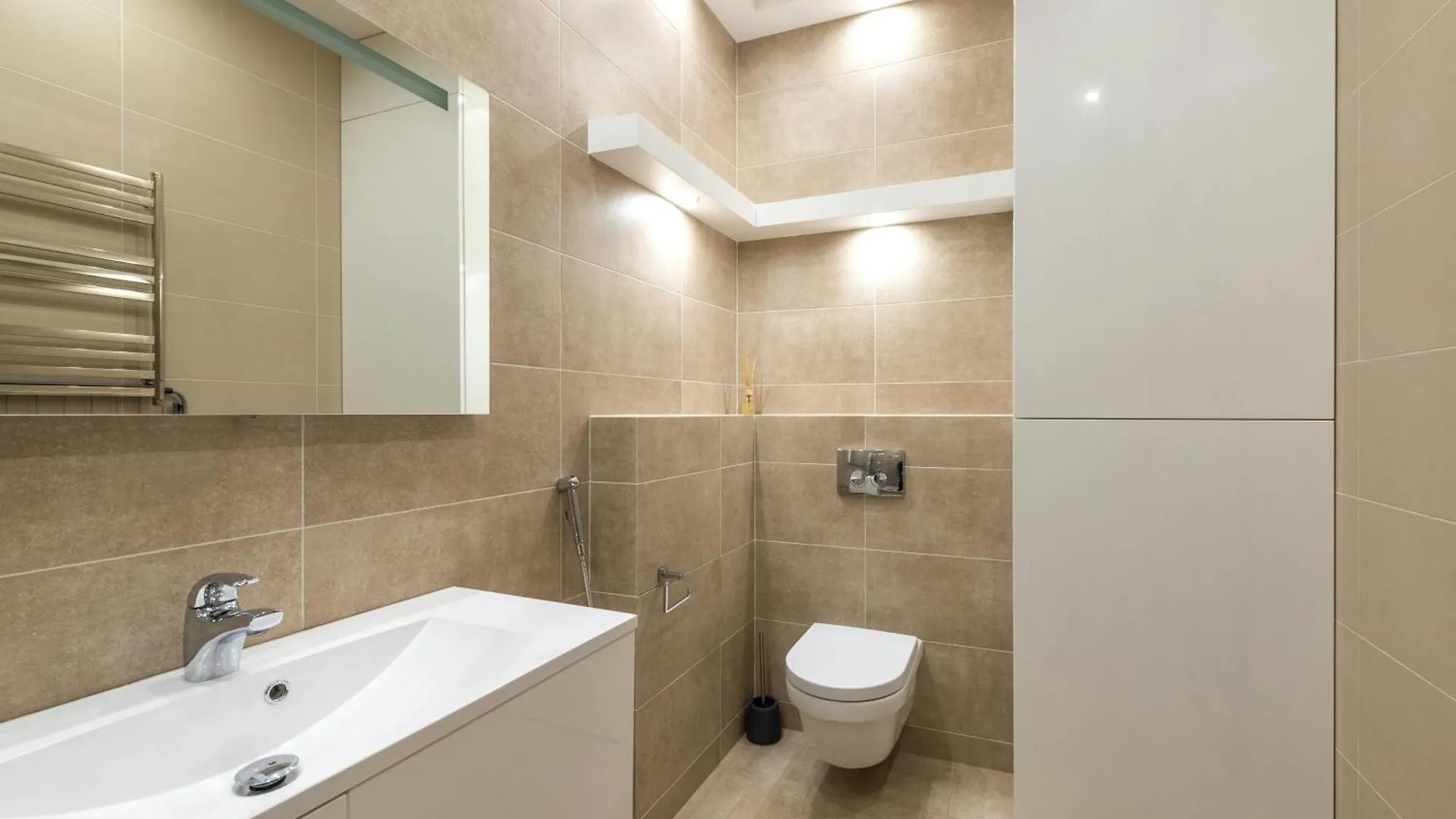 Hotel Grand Premium New Delhi 4*,